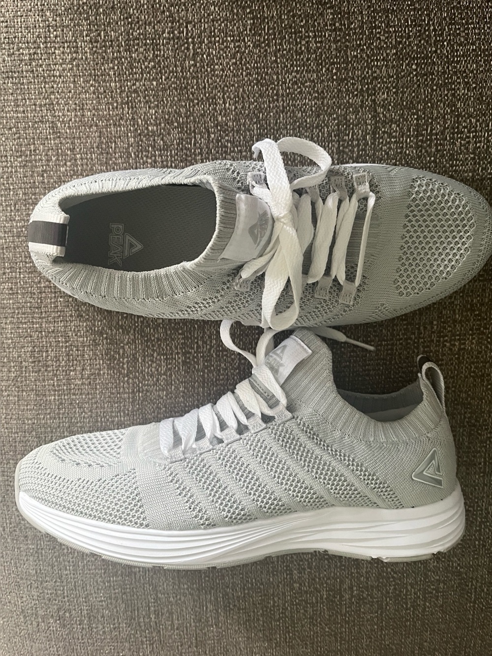 PEAK Women’s size 8 Light Grey Sneakers